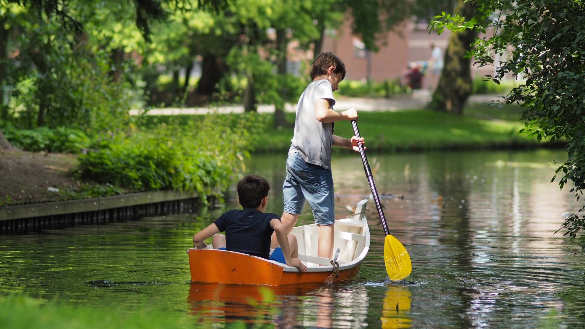 Kinderen spelen in Park Oog in Al, Utrecht, 10 juli 2016