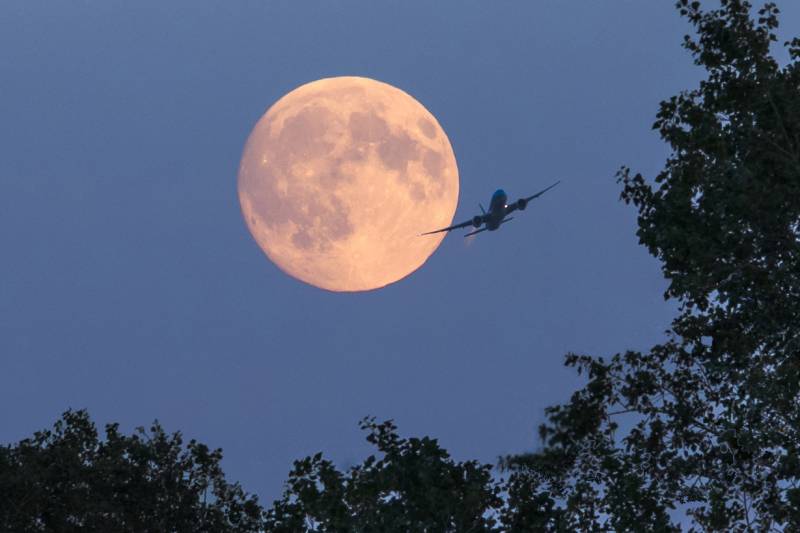 2017-08-06 KLM en de maan vanuit de Wate