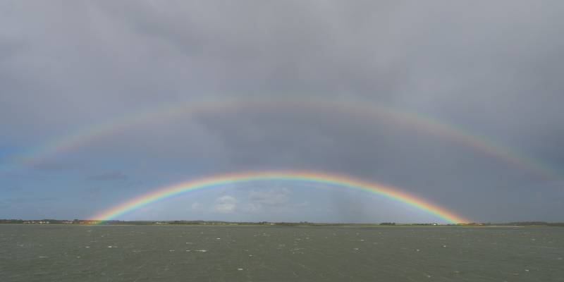 dubbele regenboog op de waddenzee