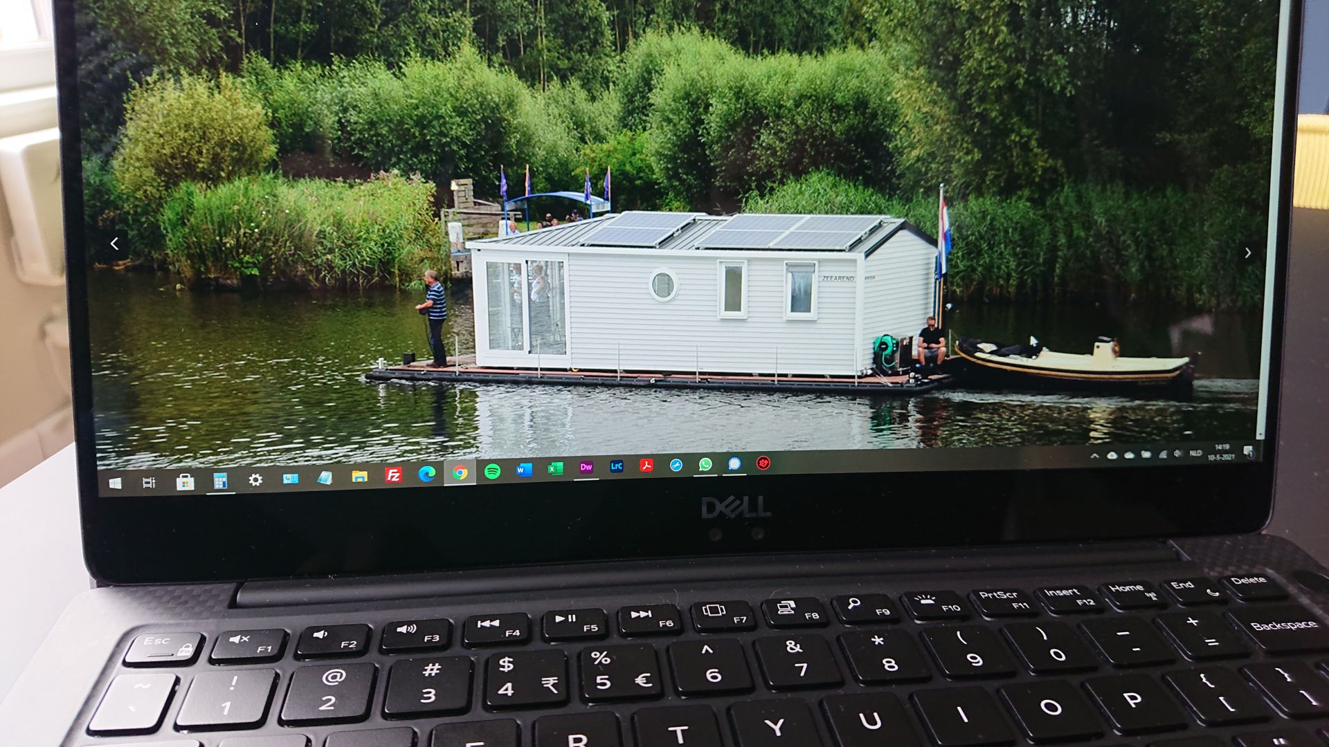 een woonboot in de Biesbosch, dat leek ons wel wat