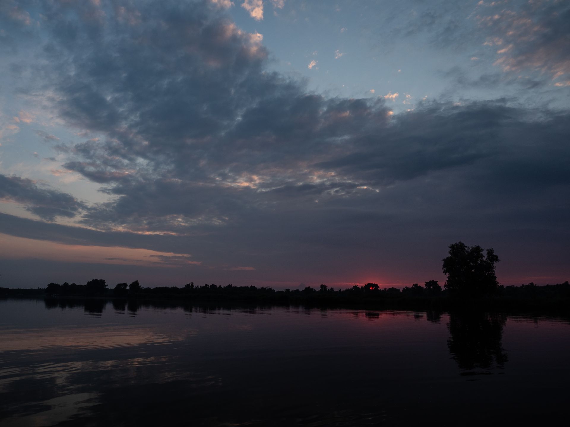 Red at the night, sailor's delight