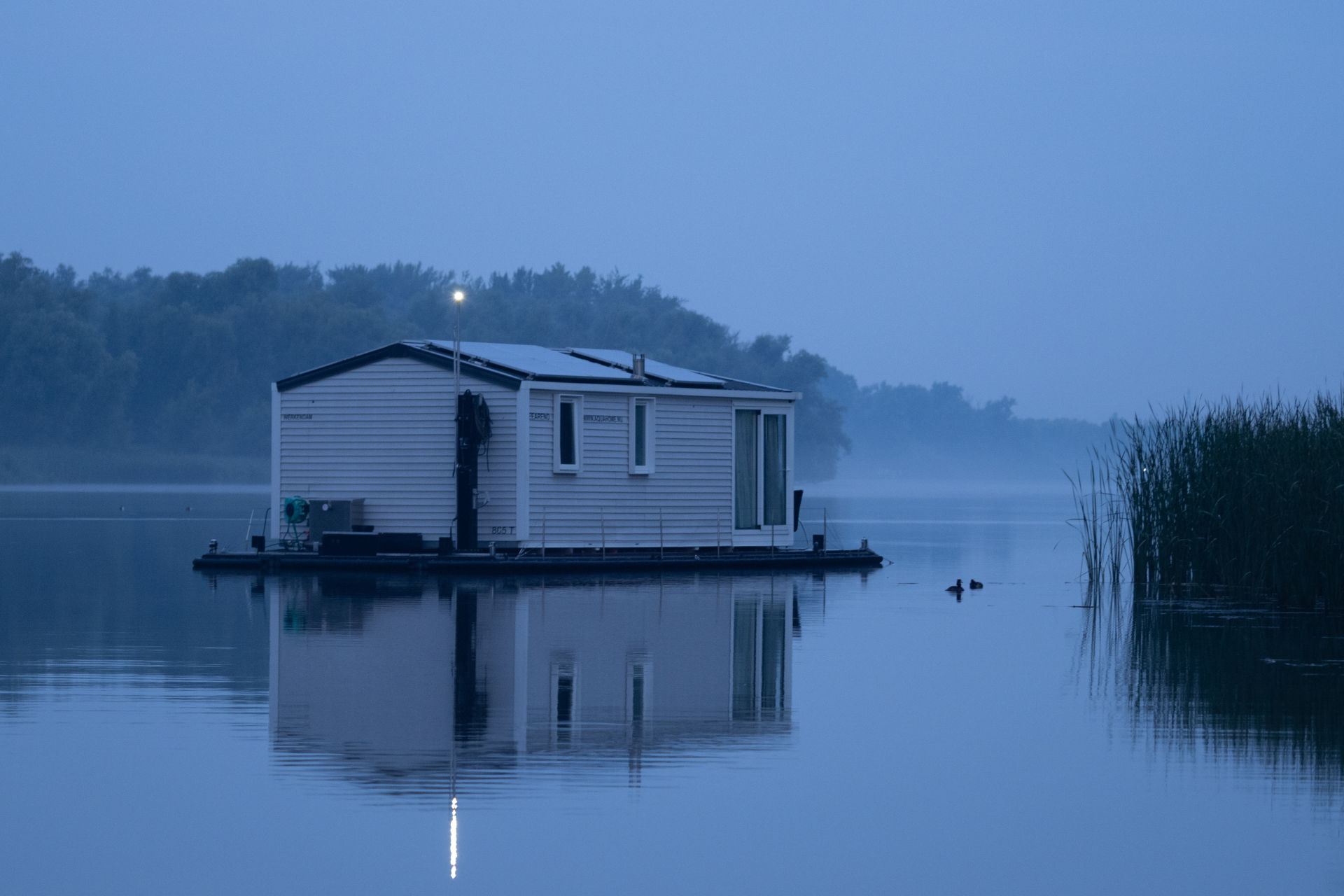 drijfhuisje in de ochtendnevel