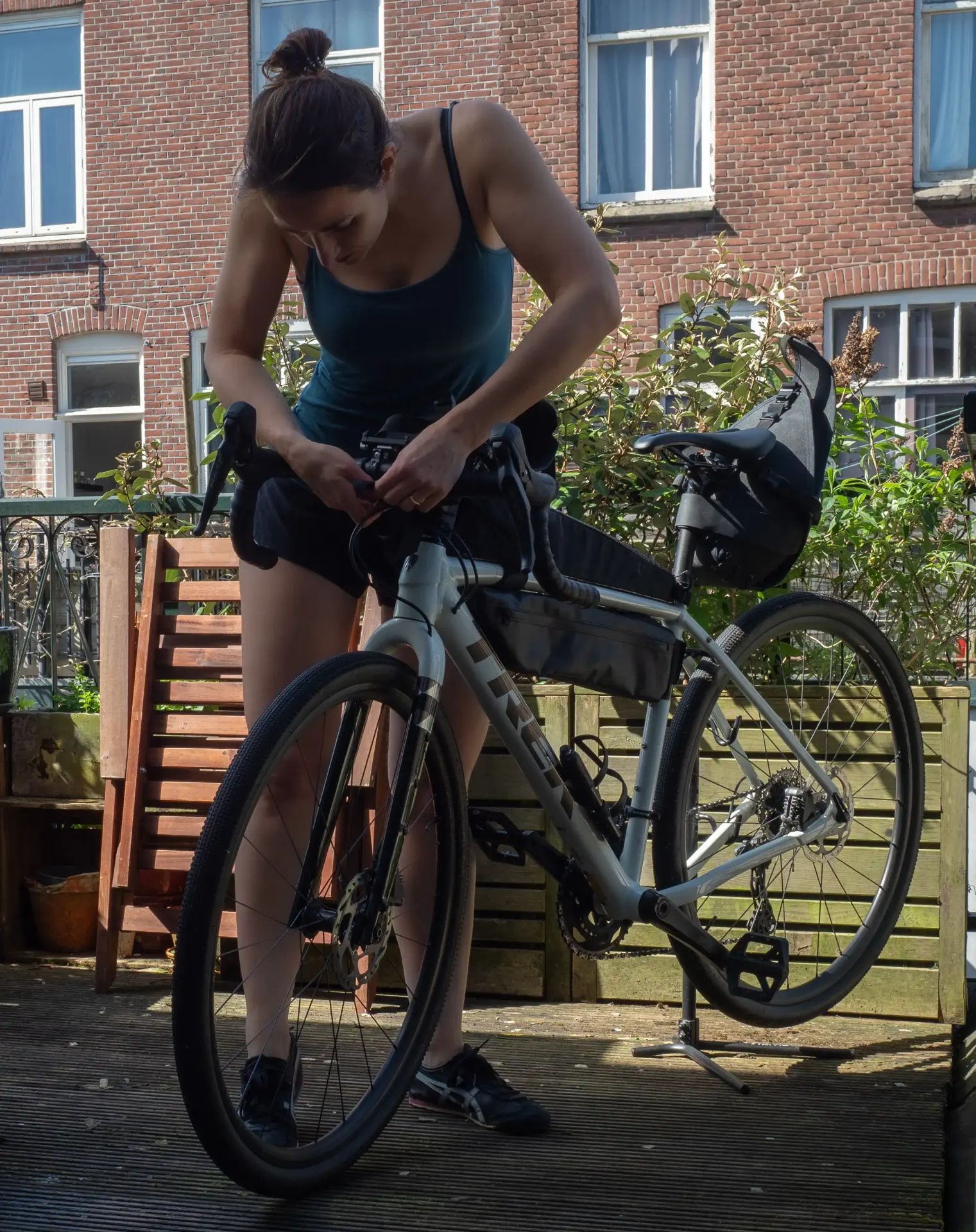7 april fiets poetsen op het balkon