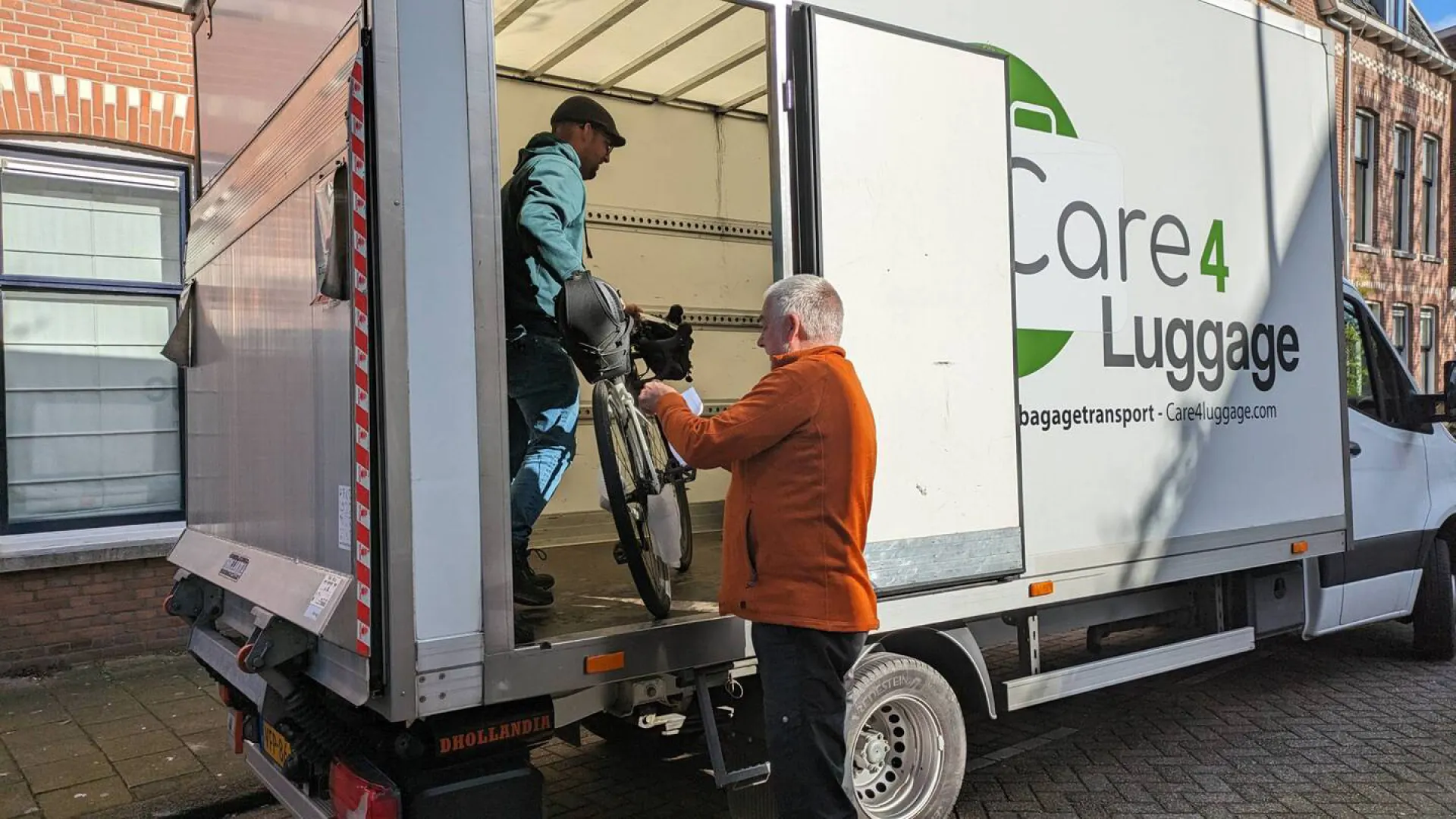 Care4Luggage laadt fiets in