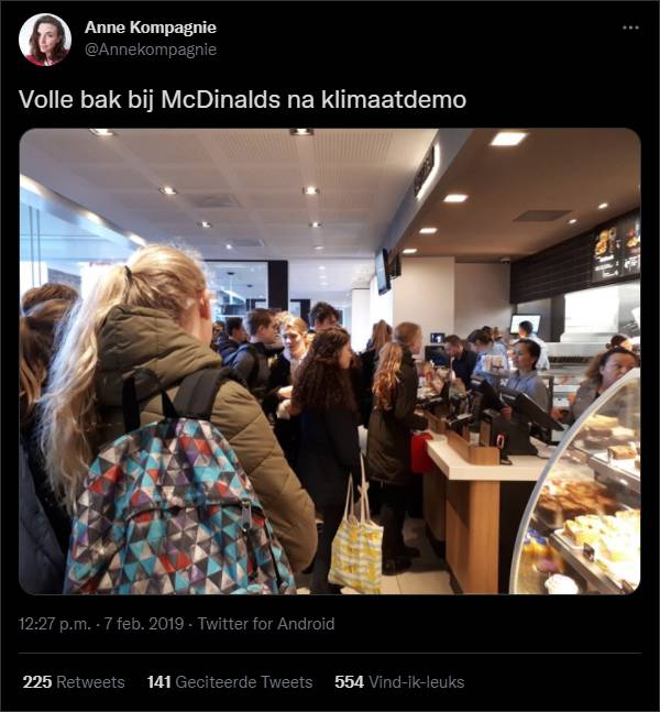 Scholieren bij de McDonald's op de dag van de klimaatdemonstratie in Den Haag