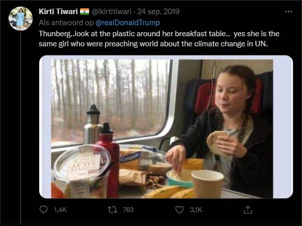 Greta Thunberg zit te eten terwijl ze in de trein zit