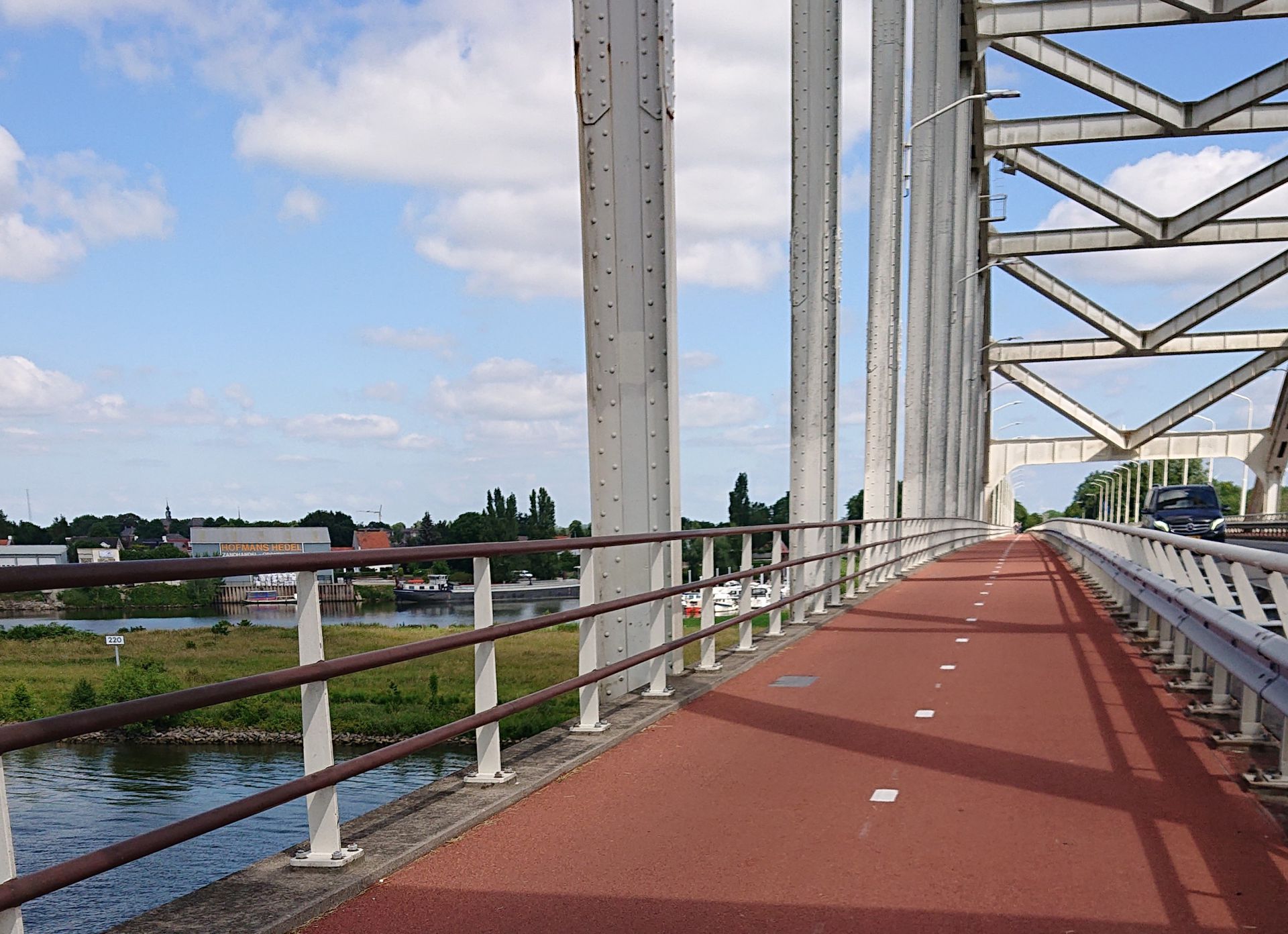 Over de brug bij Hedel
